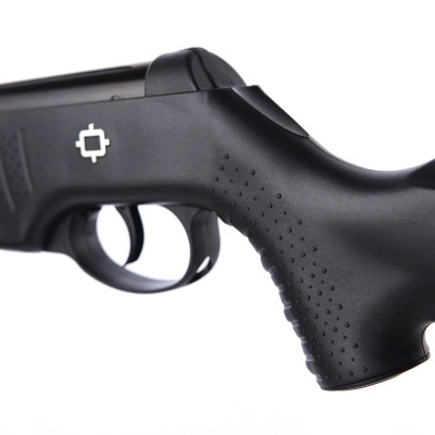 Arma de fogo preta com empunhadura e gatilho.