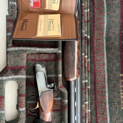 Espingarda Perazzi MK8 de madeira e metal com estojo forrado a tecido xadrez