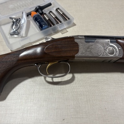 Espingarda Beretta em madeira e metal com acessórios em caixa plástica