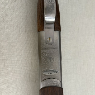 Parte superior de arma com madeira e metal gravado