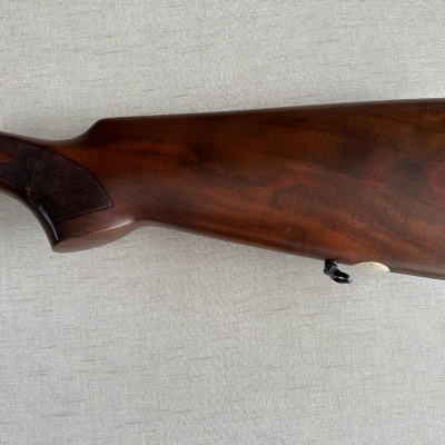 Coronha de espingarda de madeira castanha polida com detalhes de aço
