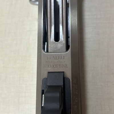 Close-up de arma de fogo Benelli Executive em metal e plástico preto