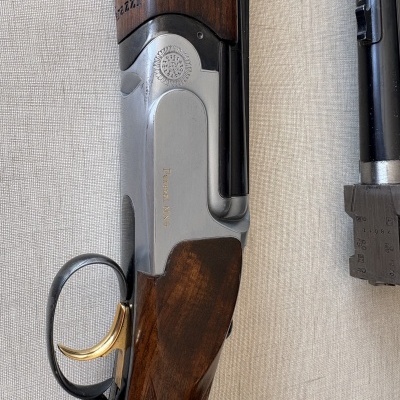 Parte metálica e madeira de uma espingarda com gravação Perazzi MX8