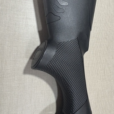 Perneira ou bota de mergulho preta com textura antiderrapante