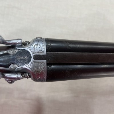 Espingarda de canos duplos com detalhes gravados