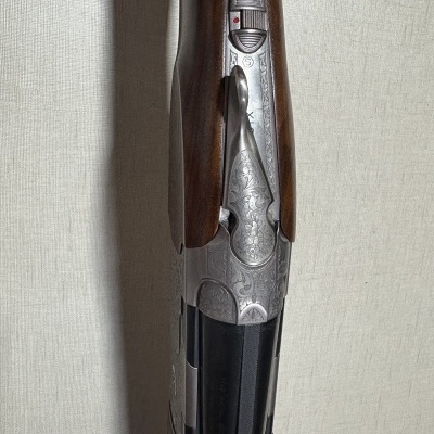 Espingarda com gravuras e coronha em madeira castanha