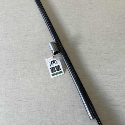 Barra metálica preta com etiqueta pendurada