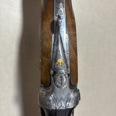 Espingarda com gravações detalhadas e cabo de madeira