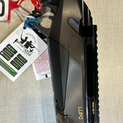 Espingarda de caça com acabamento em metal preto e madeira com etiquetas penduradas