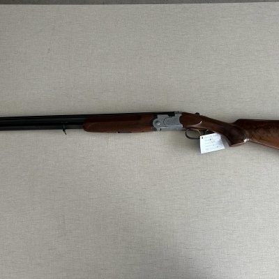 Espingarda de canos duplos com coronha de madeira castanha e punho texturizado