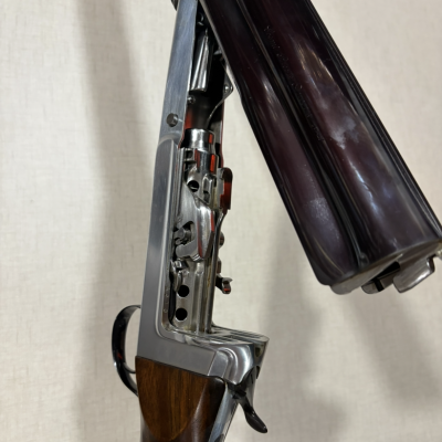 Espingarda de canos duplos aberta com madeira e metal prateado