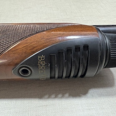 Coronha de madeira castanha com componente preto e inscrição BORRETTI