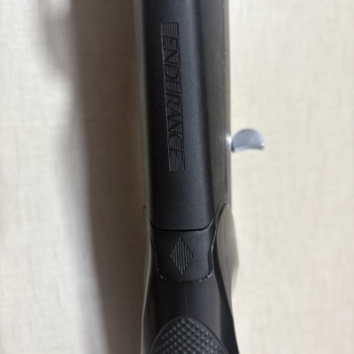 Arma de fogo preta com gravação ENDURANCE