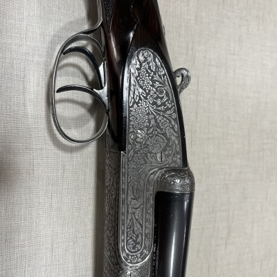 Espingarda de canos duplos com decoração floral em metal e madeira escura
