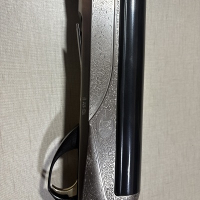 Espingarda com acabamento metálico gravado e detalhes dourados