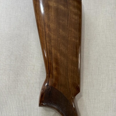 Coronha de espingarda de madeira polida com capa preta no topo