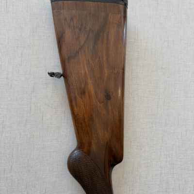 Coronha de espingarda em madeira castanha com almofada preta