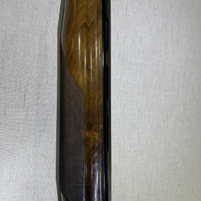 Parte de espingarda com cabo de madeira castanha e textura quadriculada