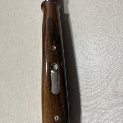 Espingarda com coronha em madeira castanha e detalhes em metal decorado