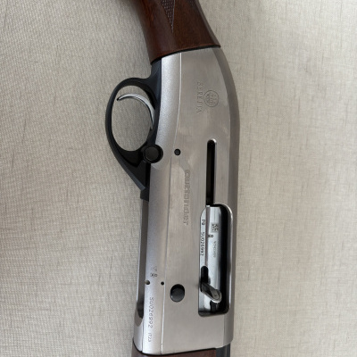 Espingarda Beretta Outlander com coronha em madeira castanha e metal prateado