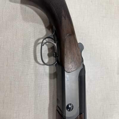 Espingarda com coronha madeira castanha e corpo metálico cinza