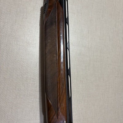 Espingarda com cabo de madeira castanha e gravação P. Beretta