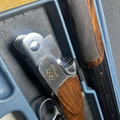 Espingarda Beretta com coronha de madeira e caixa cinzenta