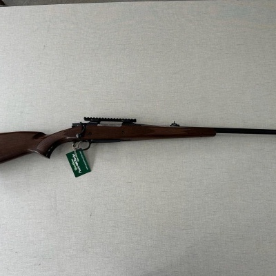 Rifle de madeira e metal sobre fundo cinza claro