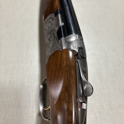 Espingarda de caça em madeira e metal com gravações decorativas