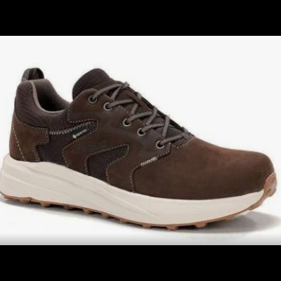 Ténis marrons com sola branca e detalhes em camurça e tecido