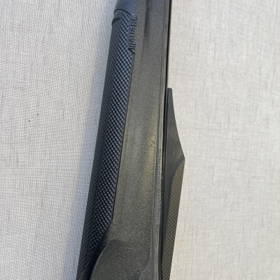 Coronha preta texturizada de espingarda com a palavra BAIKAL em relevo