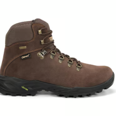 Bota de caminhada castanha com sola preta Vibram e atacadores castanhos