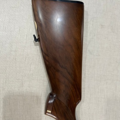 Coronha de espingarda em madeira polida com detalhe preto