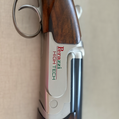 Espingarda Perazzi High Tech com estrutura metálica e cabo de madeira escura