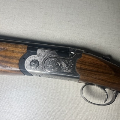 Espingarda de cano duplo com armação gravada e cabo de madeira polida