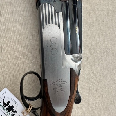 Espingarda de caça com coronha em madeira e aço polido com gravações e etiqueta SPORTARCO