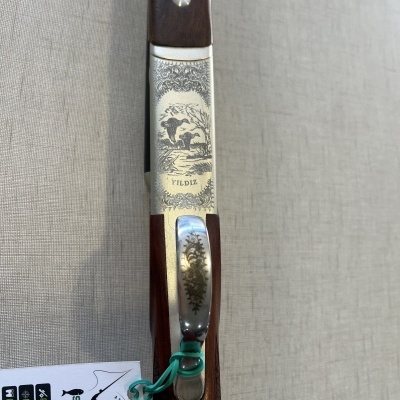 Espingarda com gravações em metal e cabo de madeira