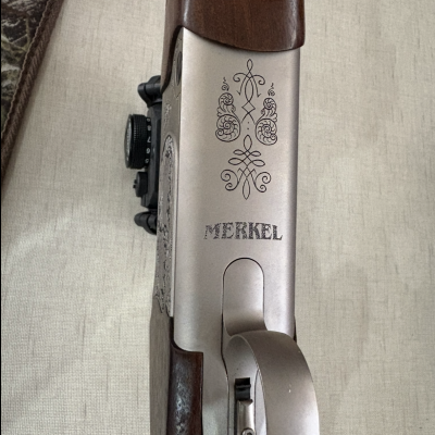 Espingarda com gravação 'MERKEL' e madeira castanha