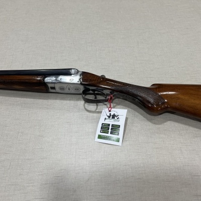 Espingarda de caça com madeira castanha e caixa metálica prateada com gravações