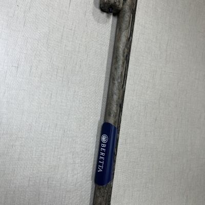 Cano de espingarda camuflado com etiquetas BERETTA