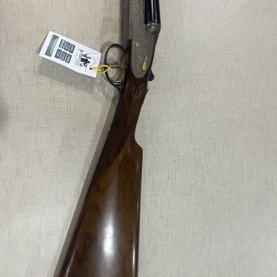 Espingarda de canos duplos com madeira castanha e metal gravado