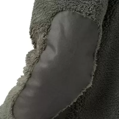 Casaco cinzento felpudo com remendo escuro numa manga