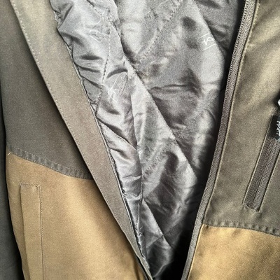 Casaco castanho claro e escuro com fecho de correr e bolso exterior