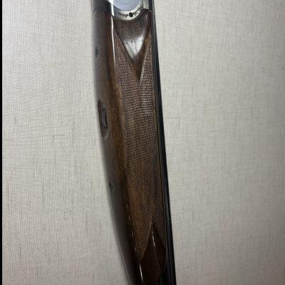 Espingarda com coronha de madeira e parte metálica prateada com gravuras