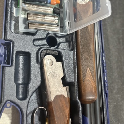 Espingarda Beretta com coronha de madeira e acessórios em caixa plástica
