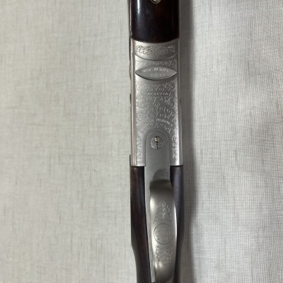 Parte de espingarda metálica e madeira com gravação 'MADE IN ITALY'