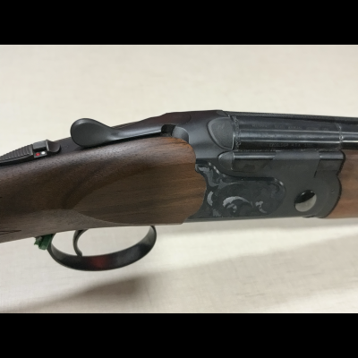 Espingarda canos duplos, madeira castanha, metálica preta com gravações