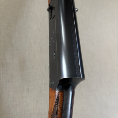 Espingarda com madeira castanha e metal preto