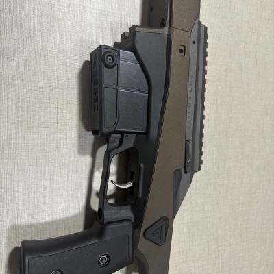 Arma Tikka T3X em preto e castanho escuro com texto TIKKA T3X K.L8452