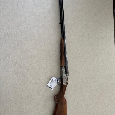 Espingarda de caça com madeira e metal sobre fundo bege